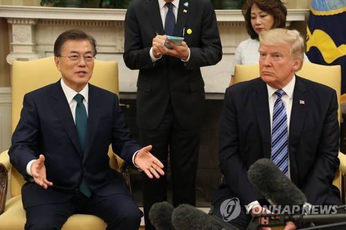 (워싱턴=연합뉴스) 배재만 기자 = 문재인 대통령이 30일 오전(현지시간) 미 워싱턴 백악관에서 열린 한미 단독정상회에서 도널드 트럼프 미 대통령에게 다룰 의제를 설명하고 있다. 2017.7.1 scoop@yna.co.kr