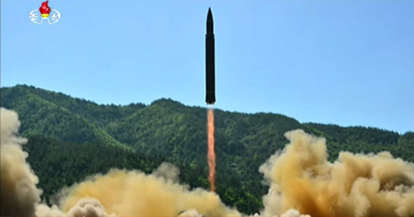 북한이 4일 오후 공개한 ICBM 발사 사진/북한 조선중앙TV