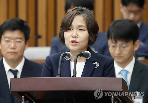 (서울=연합뉴스) 안정원 기자 = 박정화 대법관 후보자가 4일 오전 국회에서 열린 인사청문회에서 선서한 뒤 인사말 하고 있다. 2017.7.4 jeong@yna.co.kr