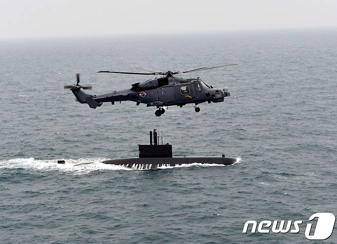 신형 해상작전헬기(AW-159)가 잠수함 이종무함(SS-1, 1200톤급)과 대잠훈련을 실시하고 있다. © News1