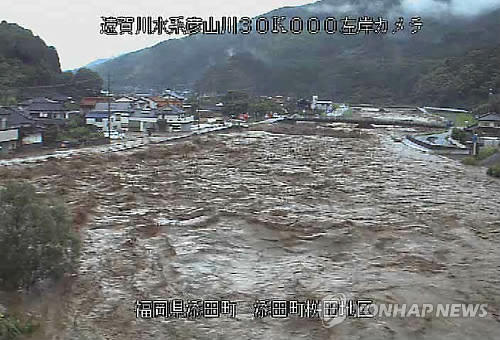 (소에다<日 후쿠오카현> AFP/일 국토교통성=연합뉴스) 제3호 태풍 난마돌의 영향으로 일본 서부 지역을 중심으로 집중 호우가 쏟아지는 가운데 5일 후쿠오카현 소에다에서 폭우로 강물이 크게 불어난 모습.         bulls@yna.co.kr