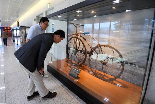 LS용산타워를 방문한 사람들이 2층에 마련된 자전거 박물관을 둘러보고 있다. /권욱기자