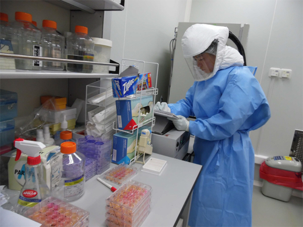한국파스퇴르연구소에 있는 생물안전등급3(BL3) 실험실에서 연구자들이 연구하고 있는 모습. BL3 실험실에서는 메르스와 결핵균 등의 미생물 관련 실험을 할 수 있다. [사진 제공 = 한국파스퇴르연구소]