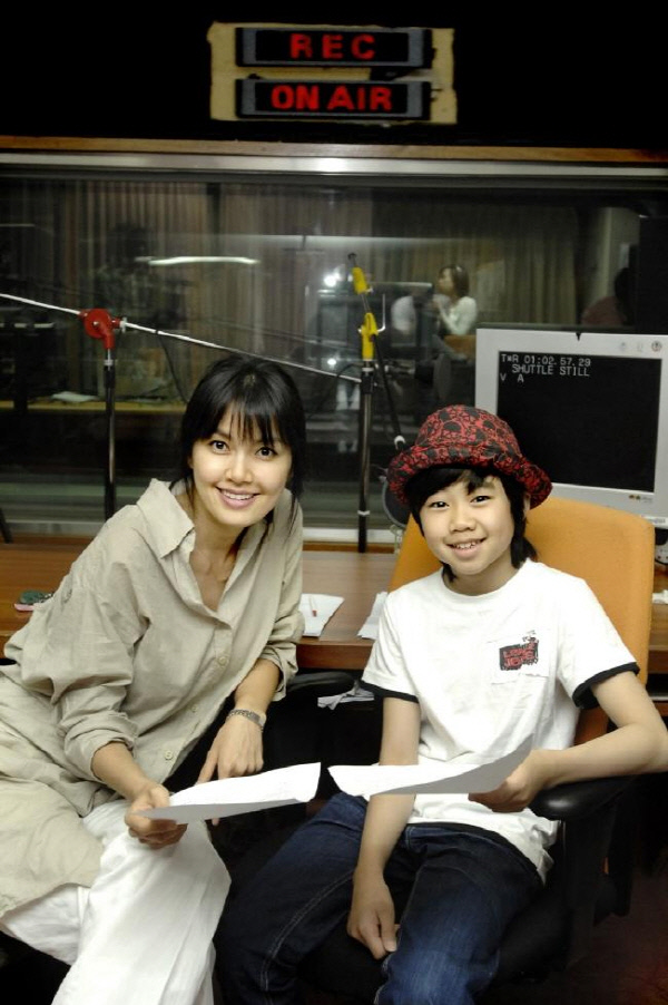 2009년 MBC <휴먼다큐 사랑 - 로봇다리 세진이>의 나레이션을 맡은 탤런트 박지빈(오른쪽)과 신애라.