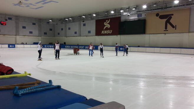 러시아 쇼트트랙 대표팀이 10일 한국체육대학 빙상장에서 훈련하고 있다.
