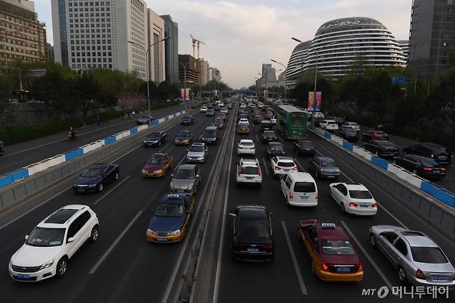 중국 베이징의 도로위를 자동차들이 달리고 있다. /AFPBBNews=뉴스1