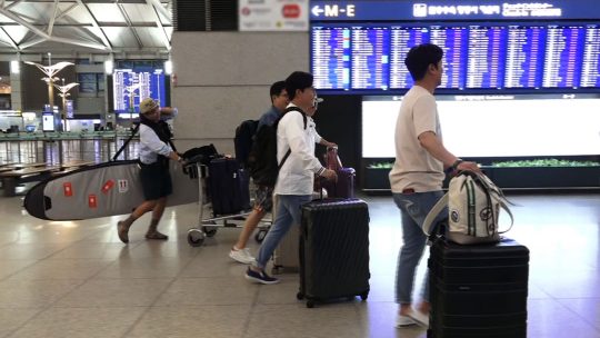 서프 보드를 들고 공항에 나타난 정재형(왼쪽) / 사진제공=JTBC ‘뭉쳐야 뜬다’