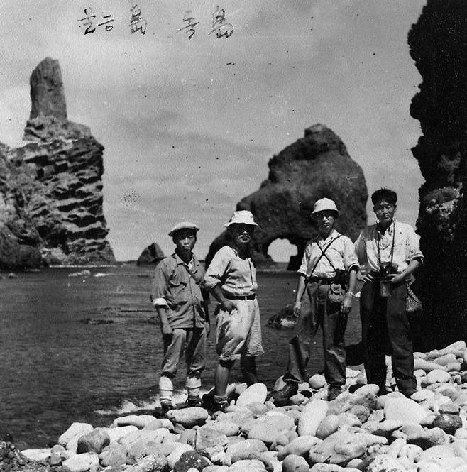 독도 삼형제굴바위를 배경으로 조선산악회 경남지부 김재문(오른쪽에서 첫째)씨 등이 찍힌 사진.
