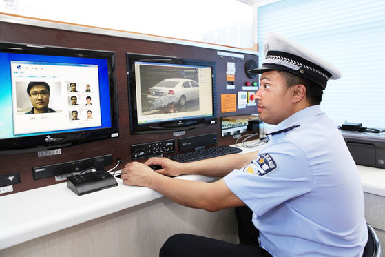 경찰은 안면 인식 기술로 도로교통 위반자들의 신원을 특정한다. [중앙포토]