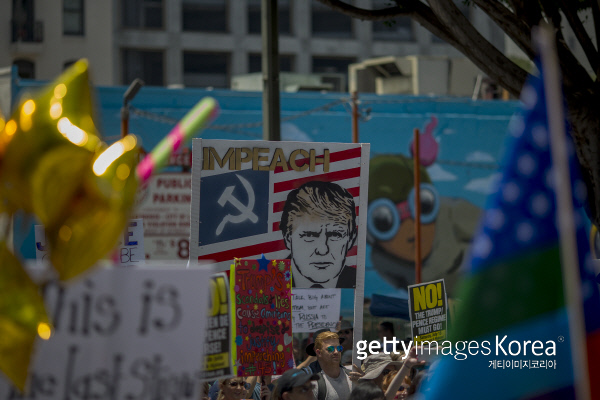 지난 2일(현지시간) 미국 로스엔젤레스에서 트럼프 반대 시위대가 러시아 커넥션 의혹에 따른 대통령 탄핵을 주장하고 있다. 게티이미지코리아
