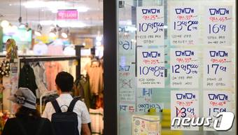 6.19 부동산대책 발표 이후 급격하게 상승폭이 둔화됐던 아파트 매매가격이 7월 들어 2주 연속으로 상승폭이 확대된 17일 서울 송파구의 공인중계사무소 벽면에 아파트 매매 가격을 알리는 게시물이 붙어 있다. 2017.7.17/뉴스1 © News1 허경 기자