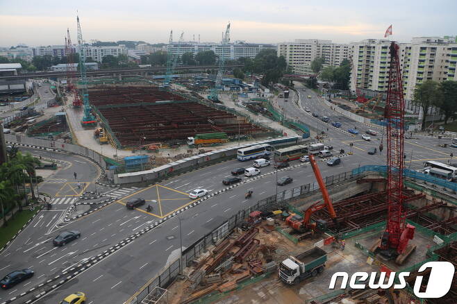 GS건설의 톰슨라인 지하철 공사 T203공구 현장. 상층부에 도로가 지나는 구역은 도로를 이설한 뒤 탑다운 공법으로 공사를 진행했다./사진제공=GS건설.© News1