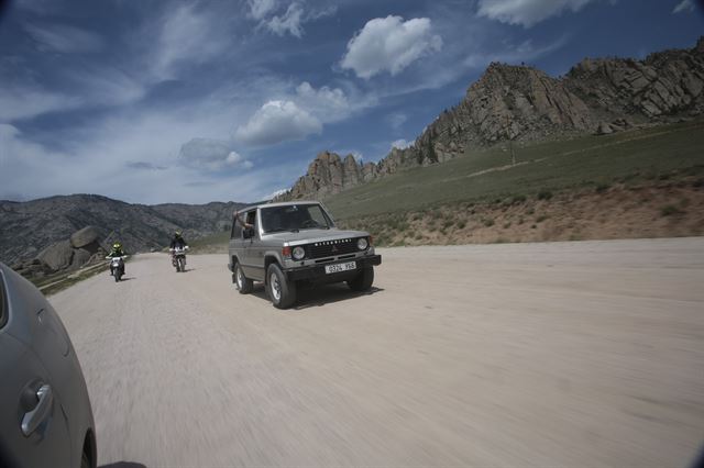 친구들과 함께 몽골의 도로를 즐겼다. 이 순간만큼은 더 이상 혼자가 아니다.