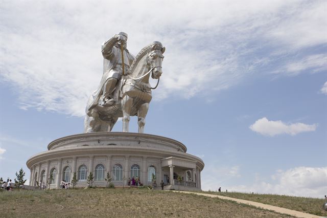 세계 최대 기마상으로 기네스북에 오른 칭기스칸 동상 앞에서 남은 횡단을 다짐했다.