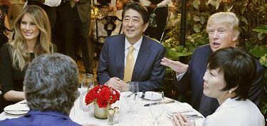 도널드 트럼프 미국 대통령 부부, 아베 신조 일본 총리(가운데)와 부인 아키에 여사(오른쪽) 등이 지난 2월10일 플로리다주 마라라고 리조트에서 만찬을 하고 있다. 팜비치 | 교도연합뉴스