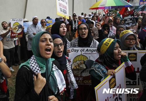 【쿠알라룸푸르=AP/뉴시스】이스라엘 정부가 폭력사태를 이유로 50세 이하 무슬림 남성의 예루살렘 성지 템플마운트 입장을 금지시켜 파장이 일고 있다. 사진은 21일(현지시간) 말레이시아 쿠알라룸푸르의 미국 대사관 앞에서 무슬림 여성들이 항의 시위를 하고 있는 모습. 2017.07.21