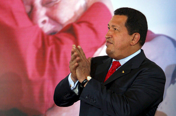 ⓒEPA 2007년 슈퍼마켓 체인의 국유화 선언을 하고 있는 우고 차베스 베네수엘라 대통령.