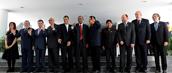 ⓒEPA 2011년 11월26일 가이아나 수도 조지타운에서 개최된 남미국가연합(UNASUR) 정상회의에 참석한 우고 차베스 베네수엘라 대통령(가운데 엄지손가락 든 사람).
