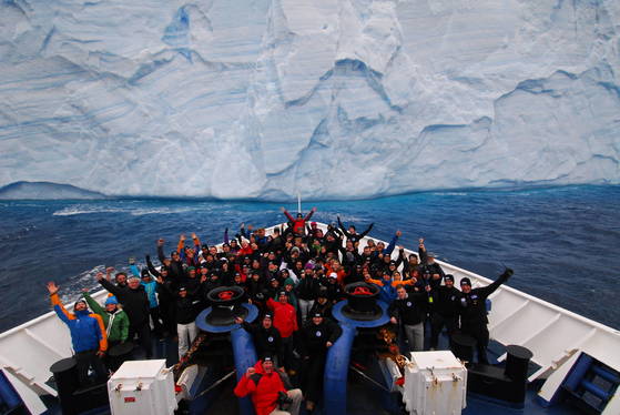 로버트 스원은 ‘2041’ 재단을 통해 세계 각국 젊은이 80명을 모집한다. 이들과 남극을 둘러보며 기후변화의 심각성을 깨닫는 ‘뜻을 세우는 남극 탐험대’를 매년 운영하고 있다. [사진 로버트 스원]