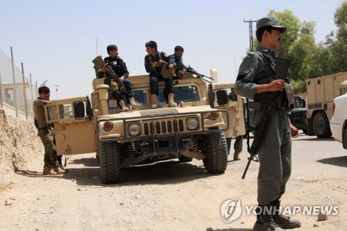 22일 아프간 남부 헬만드 주 게레슈크 지역에서 아프간 치안병력이 차 위에 앉아 있다.[AFP=연합뉴스]