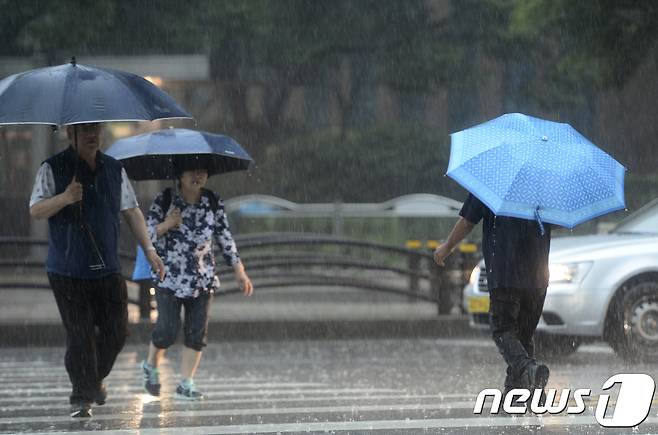 23일 오전 서울 종각역 인근에서 폭우가 내리자 시민들이 비를 피해 발걸음을 재촉하고 있다. 2017.7.23/뉴스1 © News1 신웅수 기자