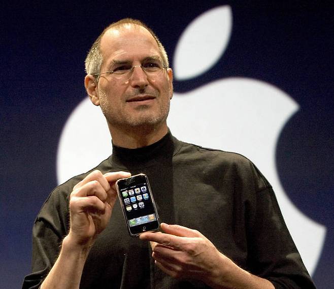 2007년 1월 9일 맥월드서 아이폰을 발표하는 스티브 잡스.