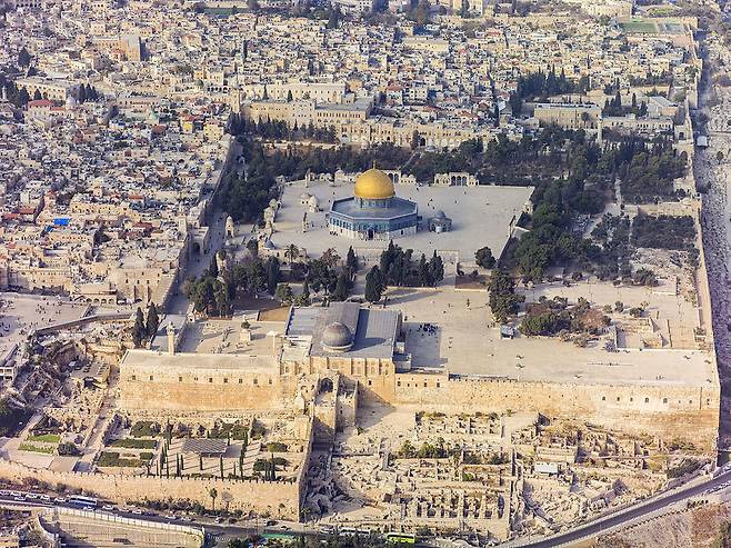 예루살렘 구시가지(올드 시티)의 성전산 전경. 가운데쯤이 바위돔사원(황금돔사원)이고 아래쪽에 알아크사사원이 보인다.