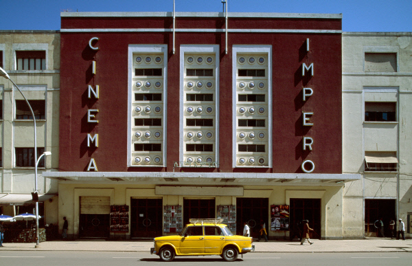 에리트레아 수도 아스마라의 시네마임페로 극장. 전기회로판에서 외관을 본뜬 이 건물은 아르데코 디자인 양식의 영향을 받았다. 아스마라 | AP연합뉴스