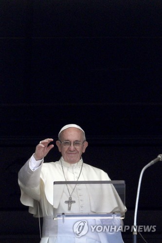 23일 바티칸 성베드로 광장에서 열린 삼종기도에서 신자들에게 손을 흔드는 프란치스코 교황 [AP=연합뉴스]