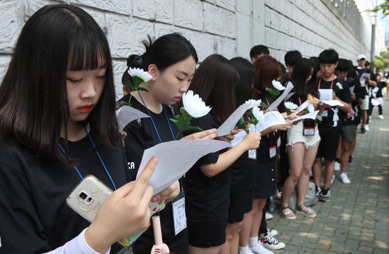 영남 11개 지역 청소년 YMCA 200여명이 24일 부산 동구 일본영사관 앞에서 '한일 위안부 합의 전면 재협상'을 주장하는 선언문을 발표하고 있다. 송봉근 기자