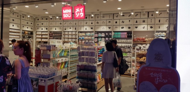 지난 2016년 8월 한국에 들어온 미니소는 매장 갯수를 벌써 전국에 36개까지 늘렸다. 최근 젊은층을 중심으로 저렴한 상품 소비가 느는 ‘탕진잼’ 열풍에 힘입은 것으로 보인다. 명동에 위치한 미니소 매장의 전경.