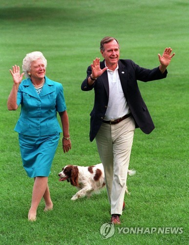 1992년 바버라 부시 여사와 아버지 부시 전 미국 대통령, 애완견 밀리의 모습. [AP=연합뉴스]