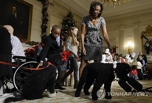 버락 오바마 전 미국 대통령의 부인 미셸 오바마 여사와 애완견 '보'(왼쪽)와 '서니'(오른쪽) [EPA=연합뉴스]