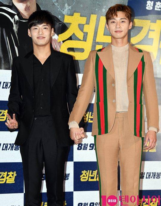 배우 강하늘과 박서준이 25일 오후 서울 광진구 자양동 롯데시네마 건대점에서 열린 영화 ‘청년경찰'(감독 김주환) 언론시사회에서 손을 잡고 브로맨스를 뽐내고 있다 / 사진=조준원 기자 wiard333@