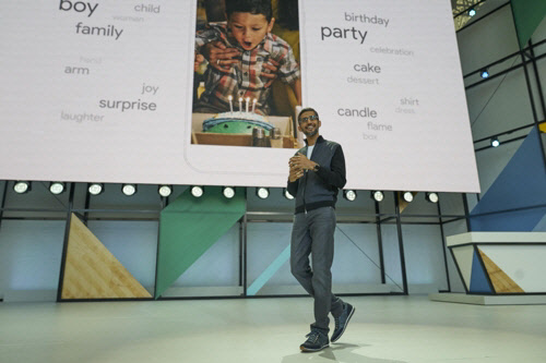 지난 5월17일(현지시간) 미국 캘리포니아주 마운틴뷰의 쇼라인앰피씨어터에서 개최된 구글 연례개발자회의(I/O)에서 기조연설하는 순다르 피차이 구글 최고경영자(CEO)<구글 제공>