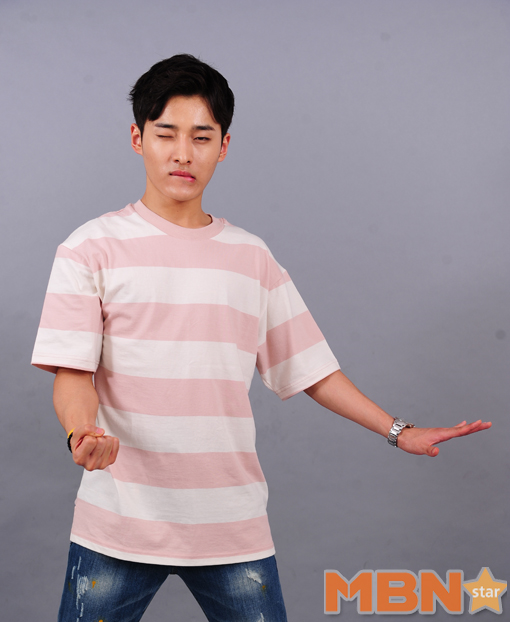 ‘프듀2’ 김성리가 시즌 내 ‘핫’ 표정과 포즈를 취하고 있다 사진=김재현 기자