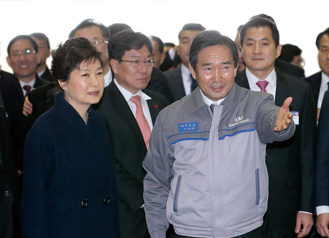 박근혜 대통령(앞줄 왼쪽)과 하성용 KAI 사장(앞줄 오른쪽)이 2015년 12월17일 오전 경남 사천 KAI에서 열린 미국 수출형 훈련기 공개 기념식을 마친 후 항공기 조립과정을 시찰하고 있다. © 사진=연합뉴스