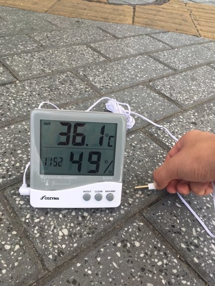 25일 오전 11시52분께 서울 동작구 노량진역 인근에 설치된 무더위 그늘막 쉼터 안 지면 온도는 36.1도를 기록했다.