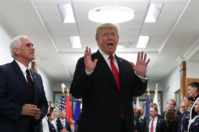 도널드 트럼프(가운데) 미국 대통령이 마이크 펜스(왼쪽) 부통령과 함께 20일 워싱턴 국방부 건물을 방문해 직원들이 도열한 가운데 연설하고 있다. EPA 연합뉴스 자료사진