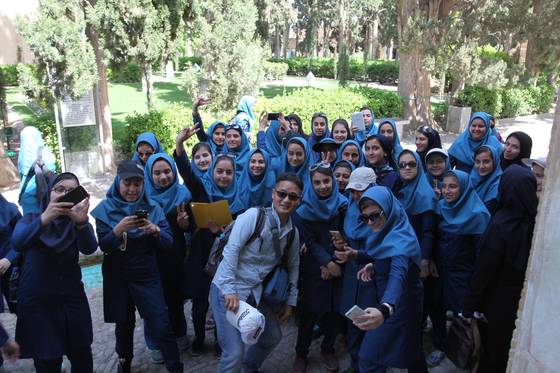 이란 여행 중 히잡을 두른 여학생과 함께.[사진 장영복]