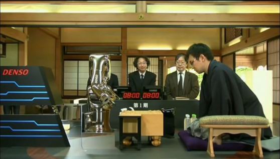 지난해 6월 일본 프로 쇼기 기사 야마사키 다카유키(山崎隆之)가 인공지능 포난자와 대국을 벌이고 있다. [유튜브 캡처]