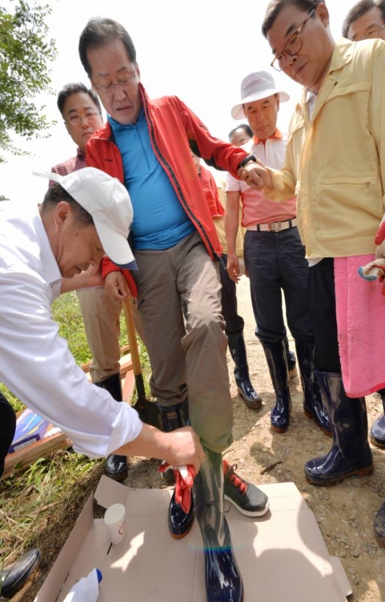 충북 청주 수해 복구 현장을 방문한 홍준표 자유한국당 대표가 장화를 신고 있다. /사진=뉴시스