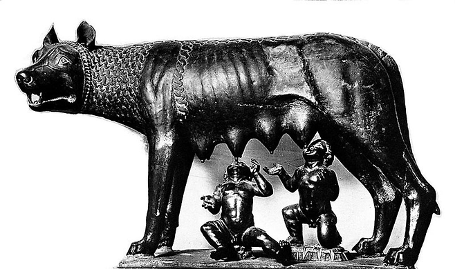 늑대의 젖을 먹고 자라는 로물루스와 레무스. 기원전 5세기 경 에트루리아의 청동 조각상. (출처: 위키미디어)
