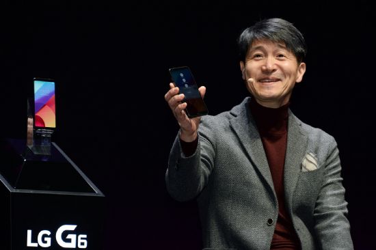 조준호 LG전자 MC사업본부장 사장이 신제품 'G6'를 소개하고 있다. (사진=LG전자)