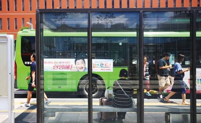 서울역버스환승센터. 서울 중심을 가로지르는 140여개 노선 버스가 하루에도 몇번씩 승강장을 통과한다.