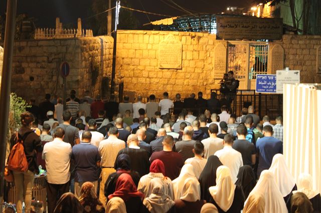 21일 오전 팔레스타인 시민들이 예루살렘 올드시티 ‘사자의 문’ 앞에서 기도 집회를 열고 있다. 팔레스타인평화연대 제공