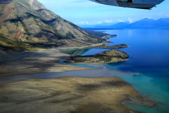 빙하 녹은 물이 흘러들어 오는 유콘 최대 호수인 클루아니 호수.
