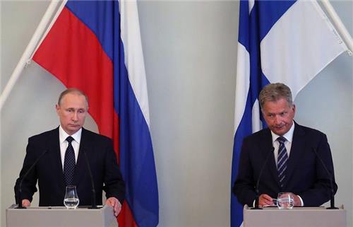 사울리 니니스퇴 핀란드 대통령(오른쪽)과 회담한 뒤 공동기자회견하는 블라디미르 푸틴 러시아 대통령 [타스=연합뉴스]