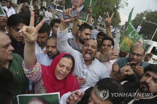 28일 파키스탄 라호르에서 여당인 파키스탄 무슬림리그와 나와즈 샤리프 총리 지지자들이 시위를 하고 있다.[AP=연합뉴스]