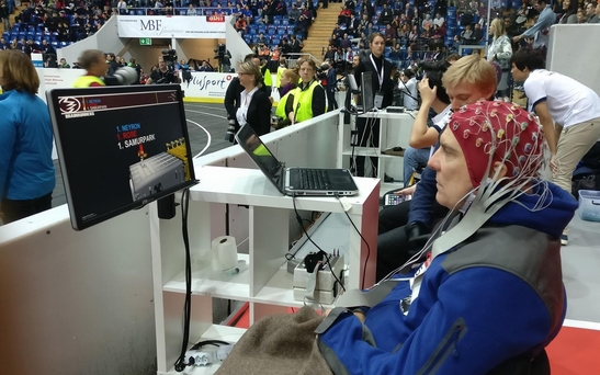 지난해 10월 스위스 취리히에서는 ‘사이배슬론(Cybathlon)’ 대회에 참가한 한 장애인 선수가 뇌파만으로 게임을 하는 종목에 출전하고 있는 모습 /사이배슬론 홈페이지 캡처